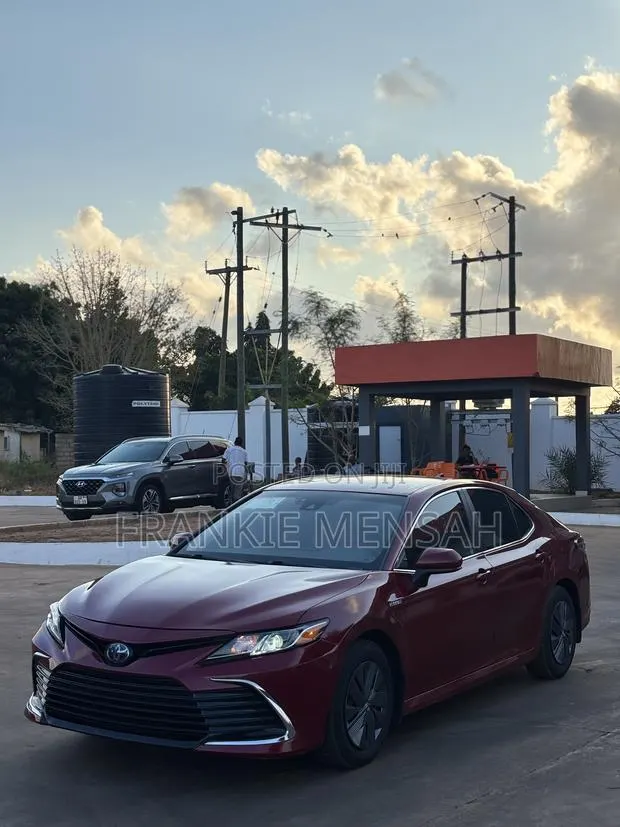 Toyota Camry LE 2022 Red · Photo 1