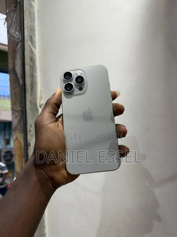 Apple iPhone 16 Pro Max 512 GB Silver · Photo 1