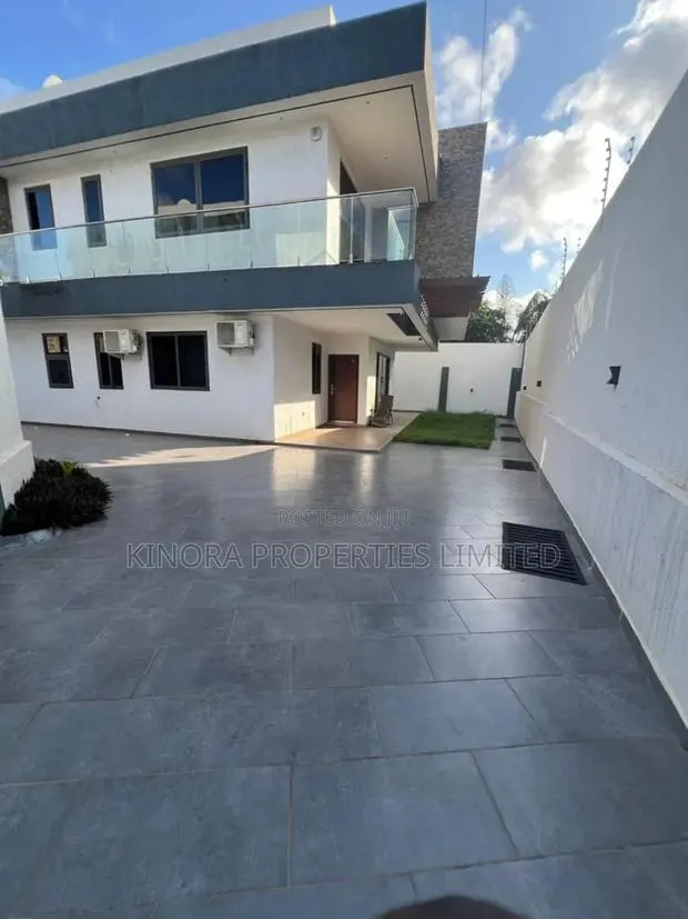 5bdrm Duplex in East Airport for rent · Photo 1