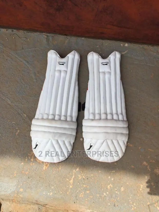Slazenger Cricket Pads · Photo 1