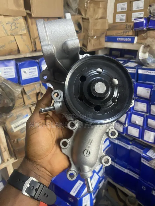 Water Pump Toyota Landcruiser V8 1VD Engine · Photo 1