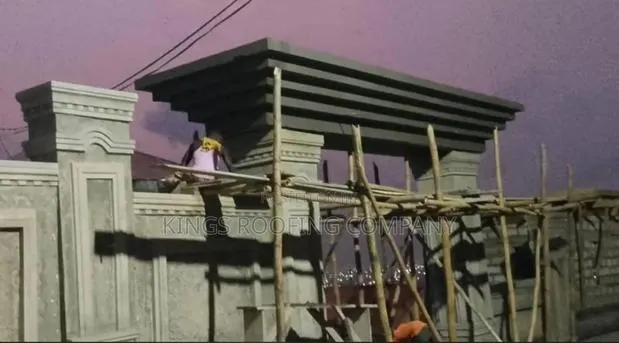 Concrete Parapet Building · Photo 1
