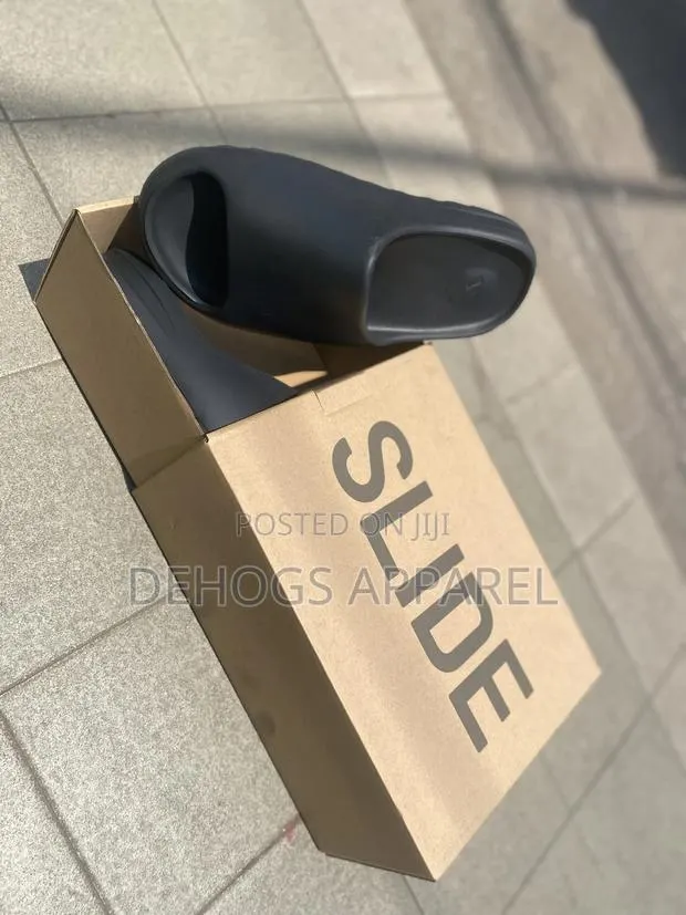 Adidas Yeezy Slides · Photo 1
