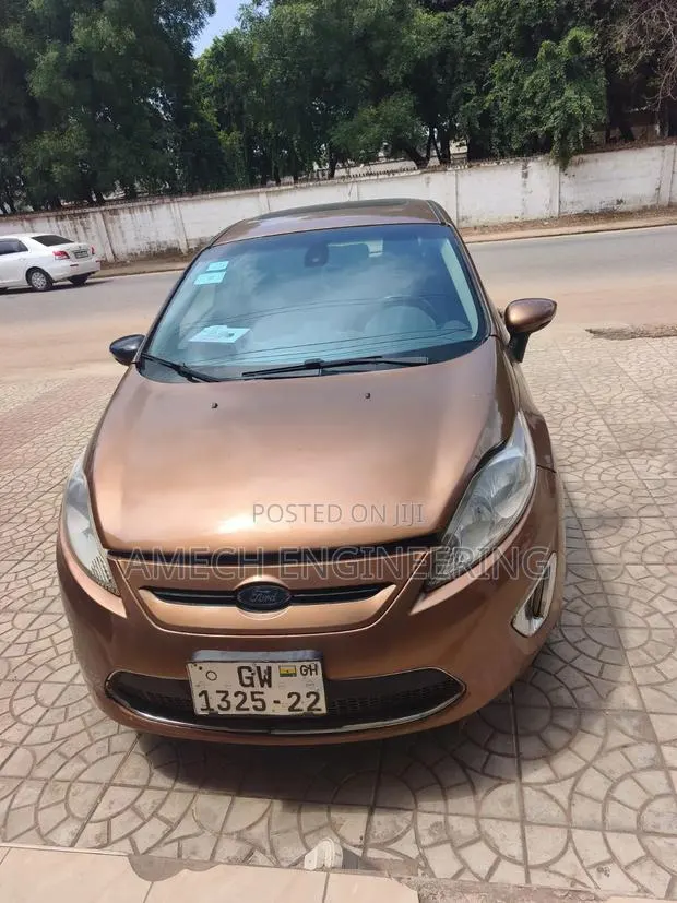 Ford Fiesta SE Hatchback 2012 Brown · Photo 1