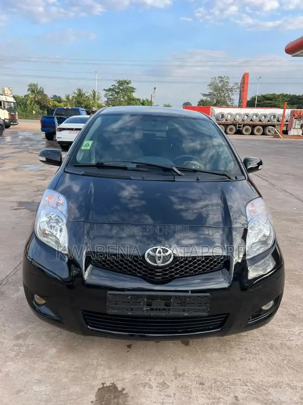Toyota Vitz 2010 Black · Photo 1