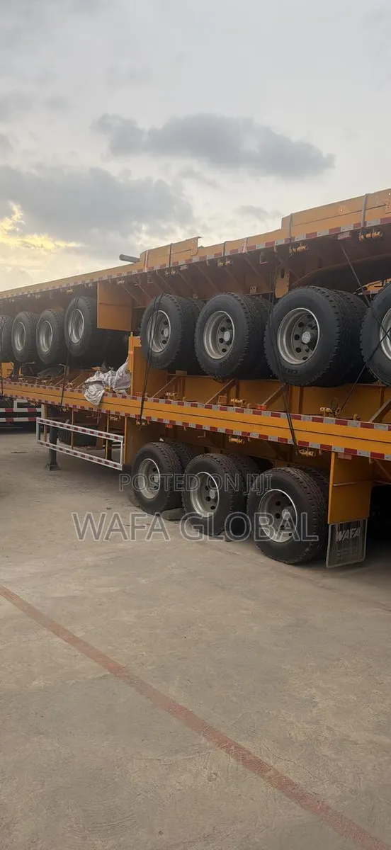 3 Axles Flatbed · Photo 1