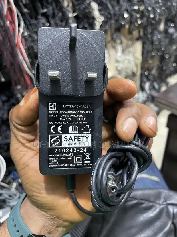 Power Supply Li-Ion Battery Charger 35v~1.2a · Photo 1