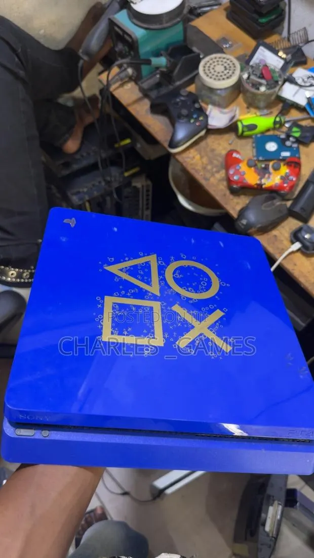 PlayStation 4 Slim Special Edition · Photo 1