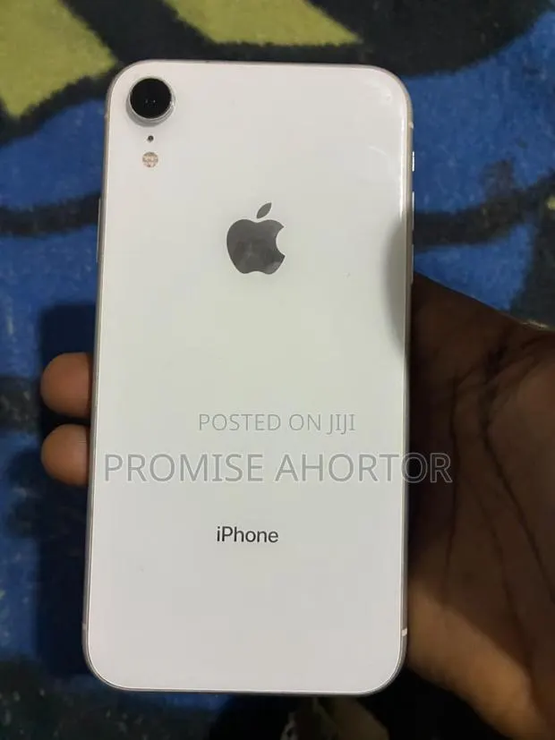 Apple iPhone XR 64 GB White · Photo 1
