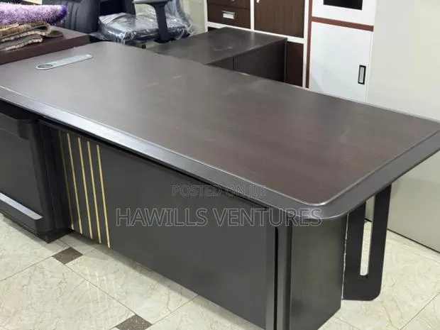 Very Executive Desk · Photo 1