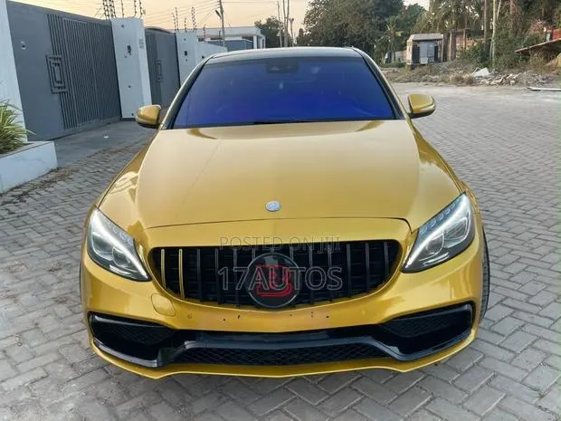 Mercedes-Benz C250 2019 Gold · Photo 1