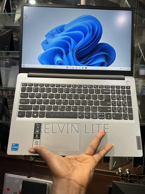 Laptop Lenovo IdeaPad 1 8GB Intel Core i3 SSD 256GB · Photo 1