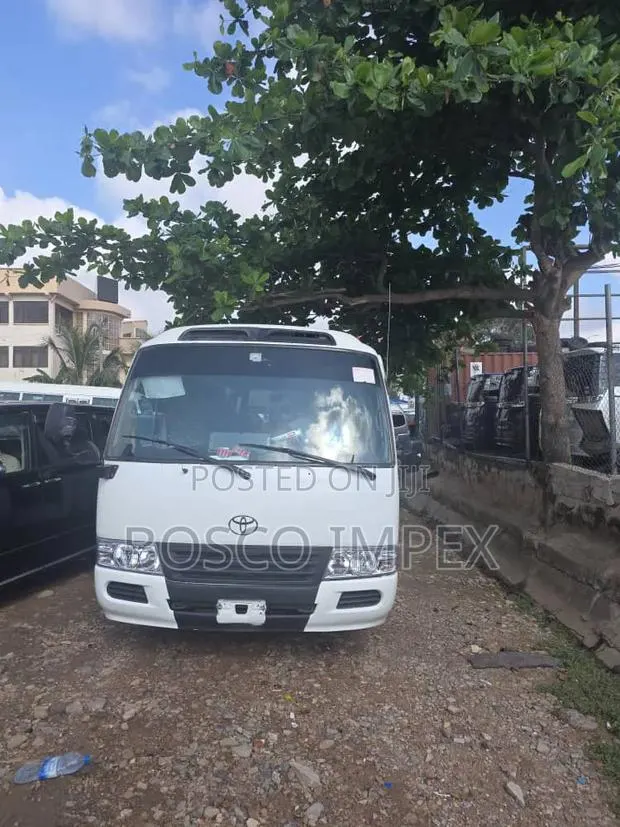 Toyota Coaster 2012 White · Photo 1