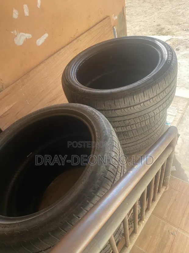 295/40 R22 Pirelli Tires · Photo 1