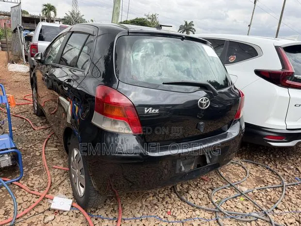 Toyota Vitz 1.0 FWD 3dr 2010 Black · Photo 1
