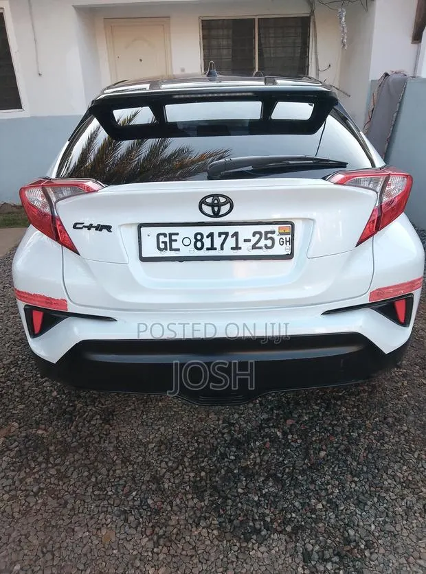 Toyota C-HR LE FWD 2020 White · Photo 1