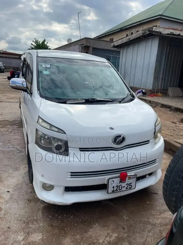 Toyota Voxy V 4WD 8-Seater 2013 White · Photo 1