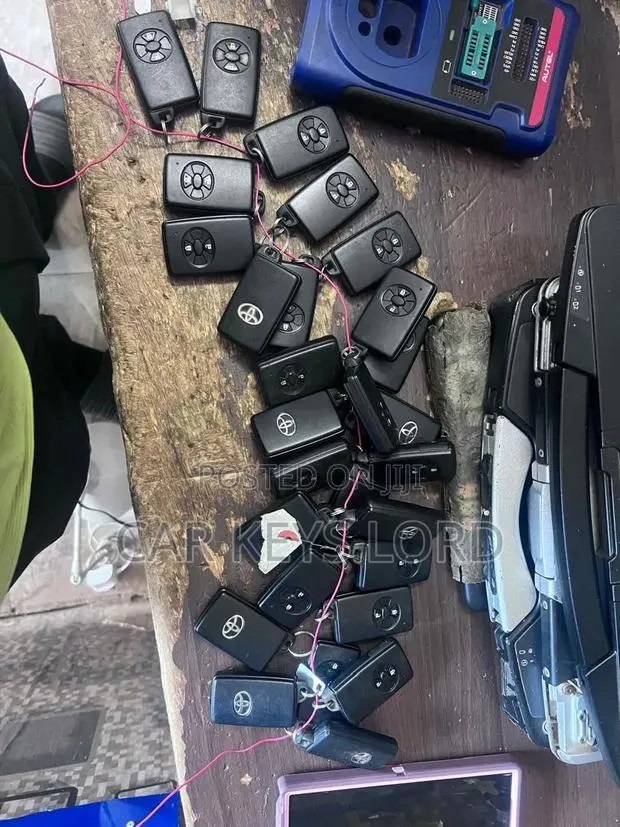 Toyota Vitzs Voxy Smart Keys and Programing · Photo 1
