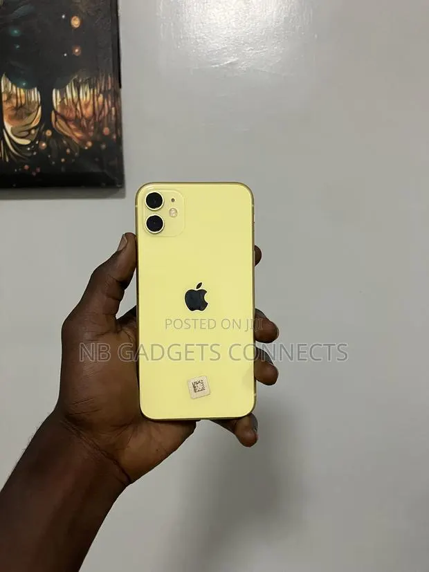 Apple iPhone 11 128 GB Yellow · Photo 1