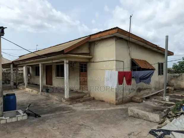 8bdrm House in Dechemso, Kumasi Metropolitan for sale · Photo 1