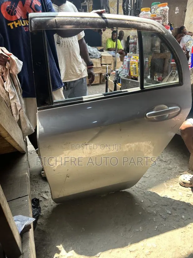 Toyota Vitz 2008 2009 2010 Door Back · Photo 1