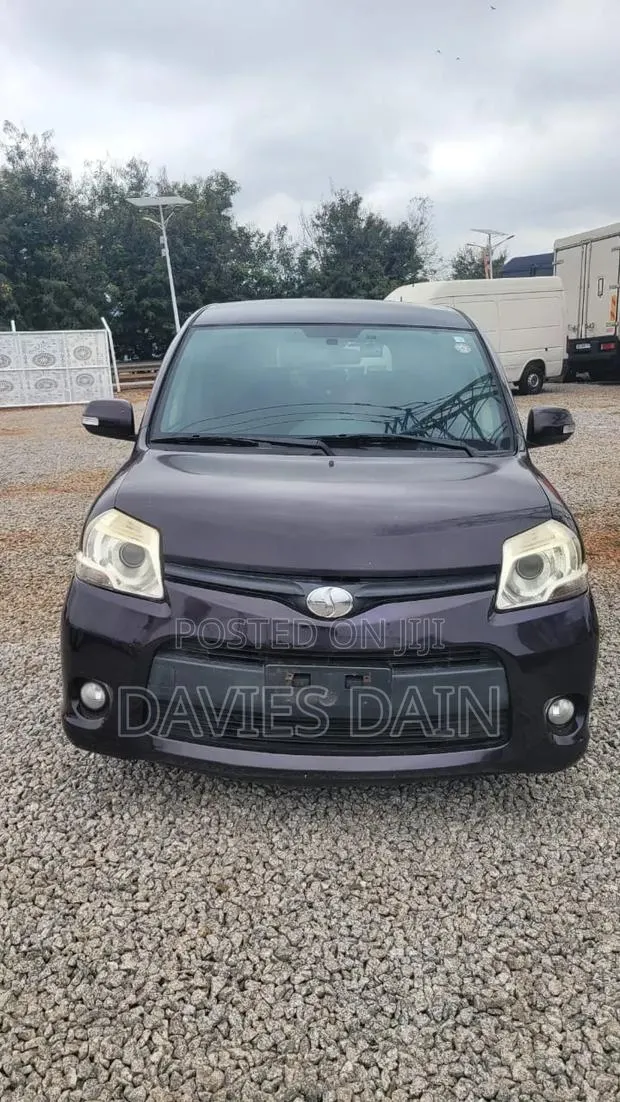 Toyota Sienta 2015 Gray · Photo 1