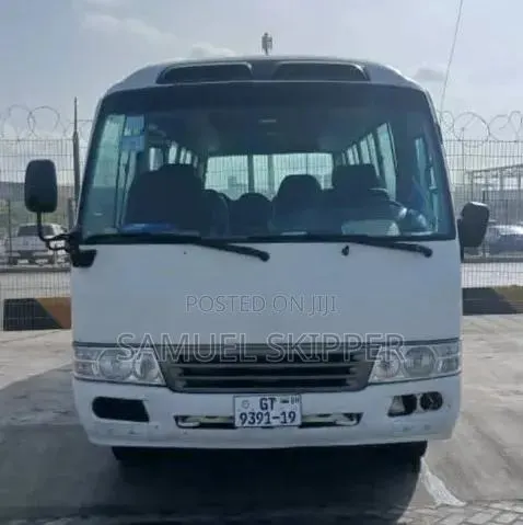 Toyota Coaster 2011 White · Photo 1