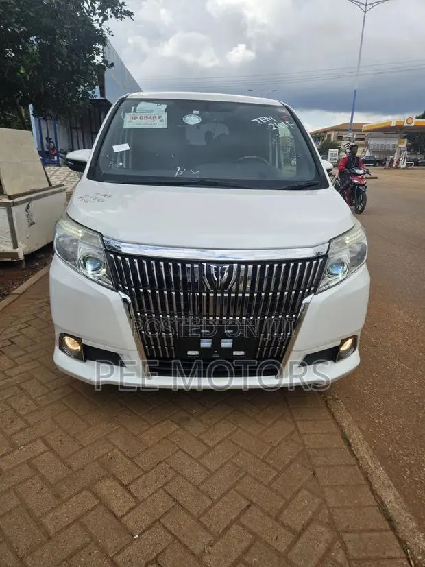 Toyota Esquire 2.0 FWD (8 seater) 2016 White · Photo 1