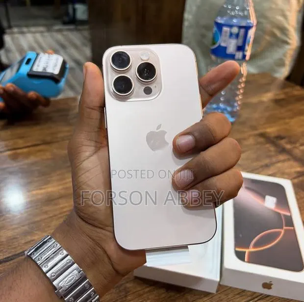 New Apple iPhone 16 Pro Max 256 GB Gold · Photo 1