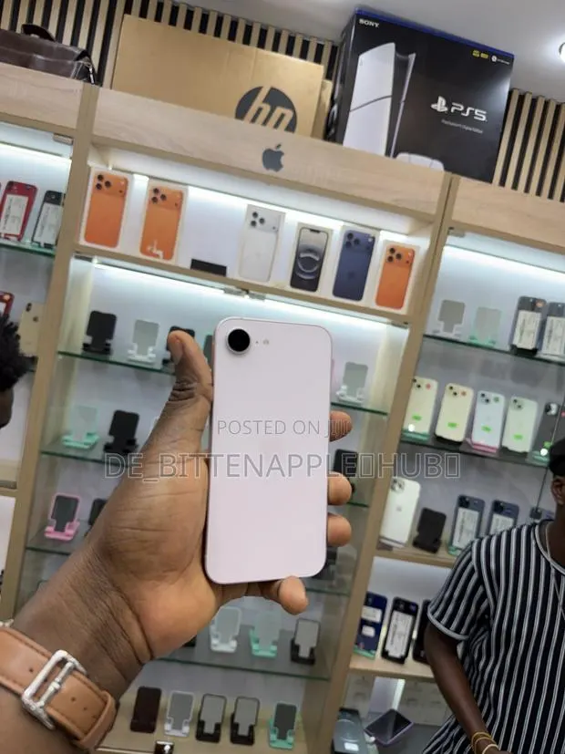 Apple iPhone 17e 256 GB Pink · Photo 1