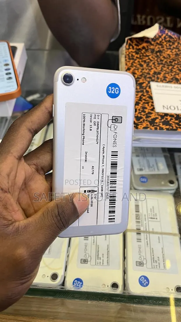 New Apple iPhone 7 32 GB Silver · Photo 1