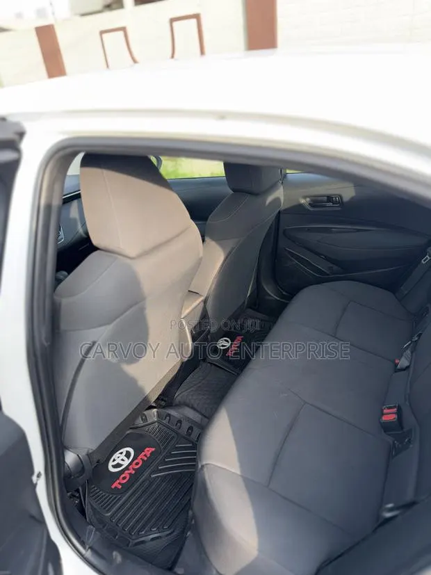 Toyota Corolla LE 2022 White · Photo 1