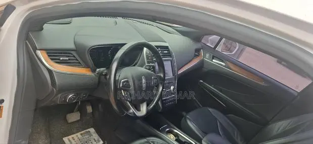 Lincoln MKZ 2017 White · Photo 1