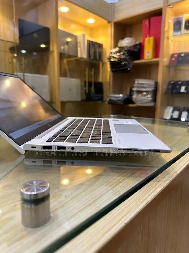 New Laptop HP EliteBook 830 G7 8GB Intel Core i5 SSD 256GB · Photo 1