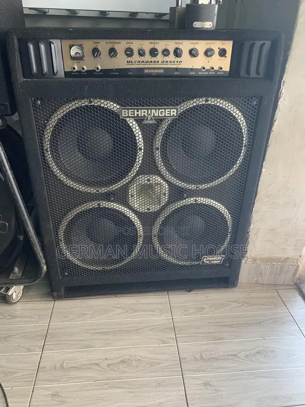 Behringer Bass Combo · Photo 1