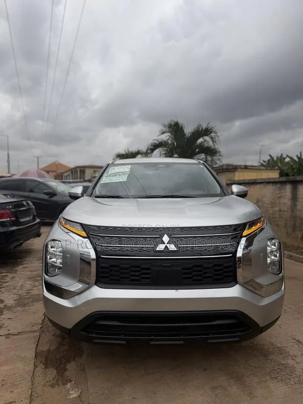 Mitsubishi Outlander ES 2024 Silver · Photo 1