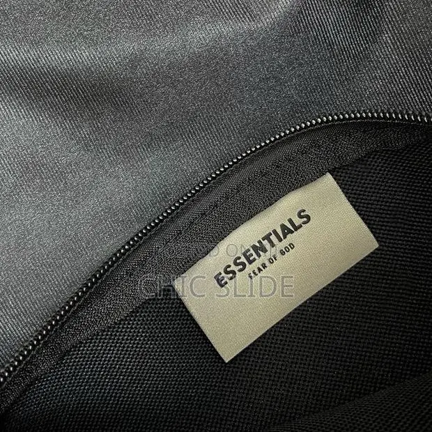 Essential Tote Bag · Photo 1