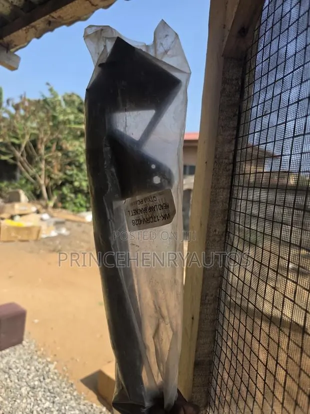 2017-2022 Honda CRV Headlight Bracket · Photo 1