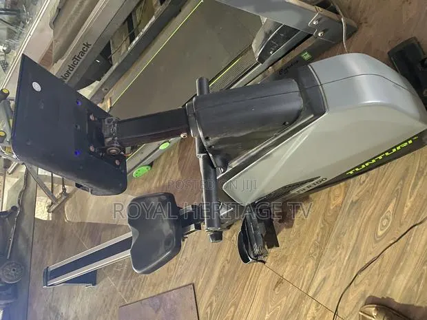 Tunturi Star Fit R100 Rowing Machine · Photo 1