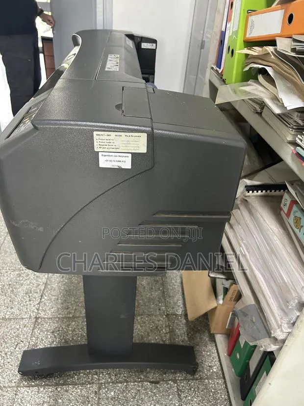The HP DesignJet 800 Large-Format Color Inkjet Printer · Photo 1