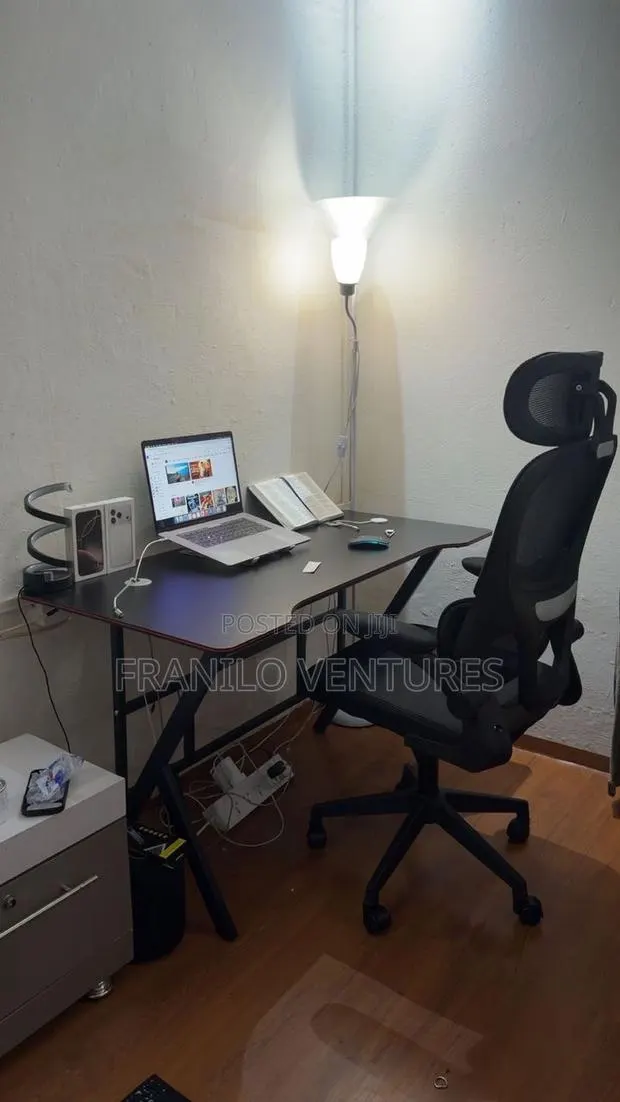 Table and Chair Combo · Photo 1