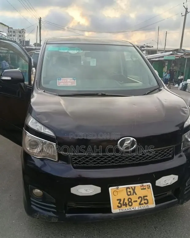 Toyota Voxy 2013 Black · Photo 1