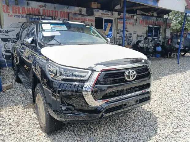 Toyota Hilux 2025 Black · Photo 1