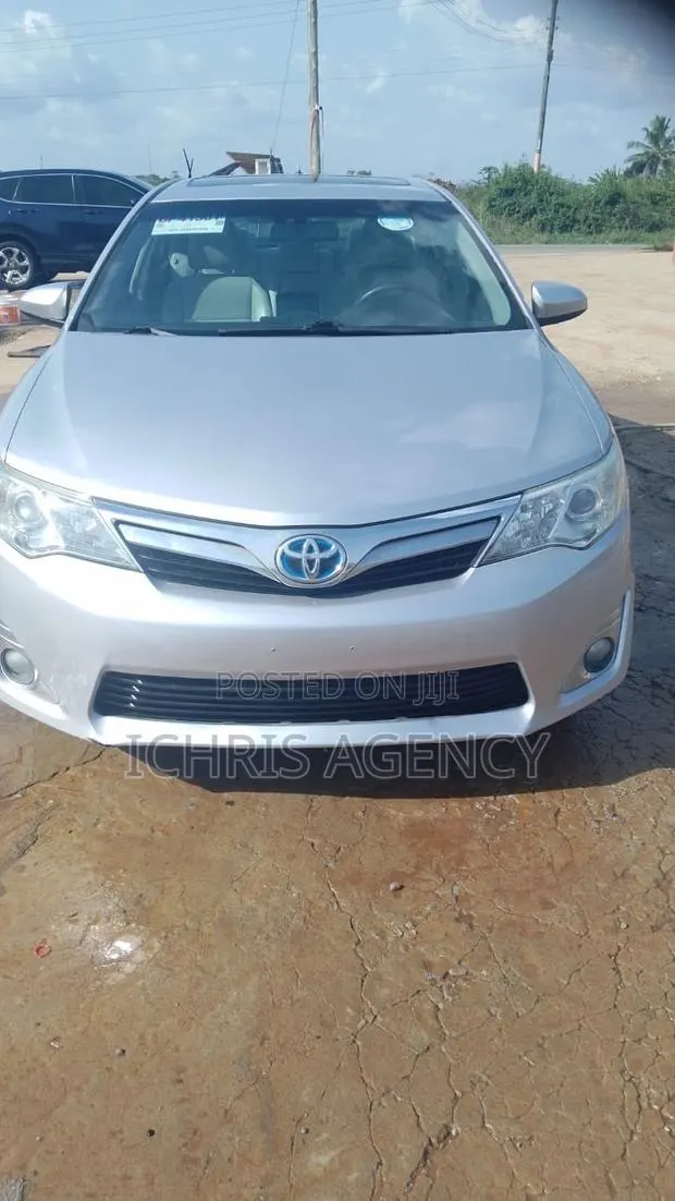 Toyota Camry XLE 4dr Sedan (2.5L 4cyl 6A) 2014 Silver · Photo 1