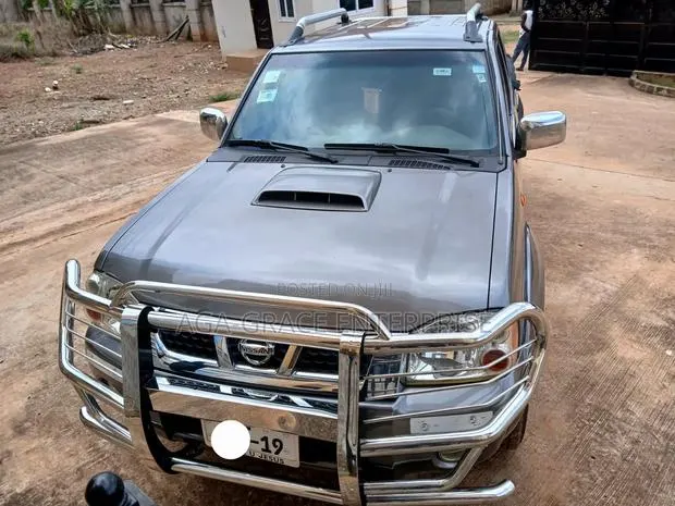 Nissan Hardbody 2019 Gray · Photo 1