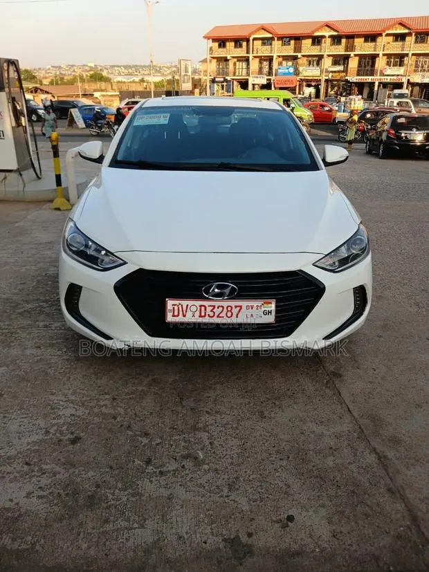 Hyundai Elantra 2018 White · Photo 1