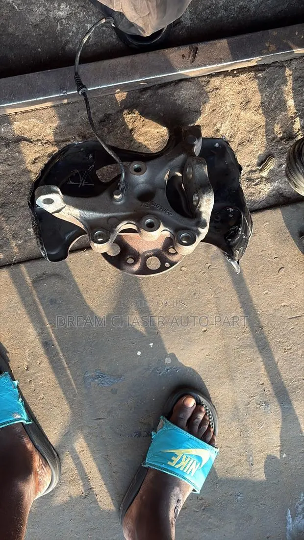 W204 or C250 Front Hub Bearing · Photo 1