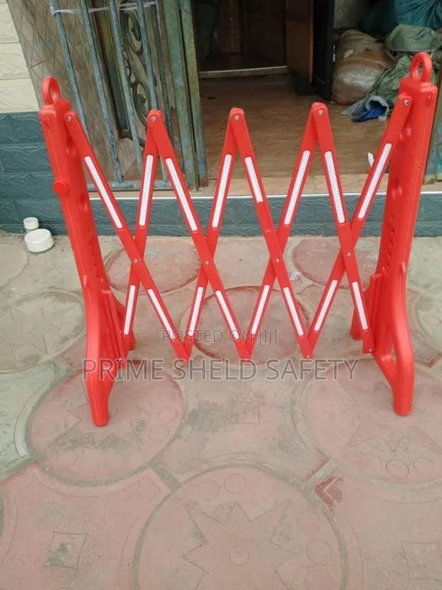 Expandable Safety Barrier – Retractable Crowd Control Barrier · Photo 1