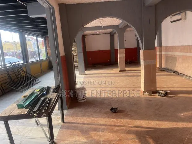 Showroom of 300sqm + at North Kaneshie Industrial Area 4 Rent · Photo 1