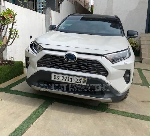 Toyota RAV4 2021 White · Photo 1